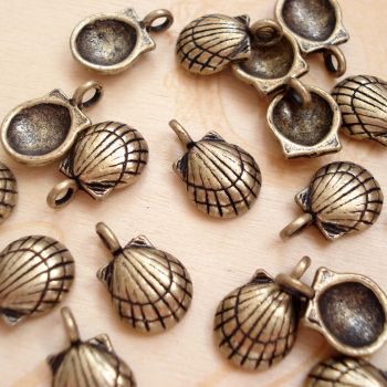 CLAM SHELL CHARM