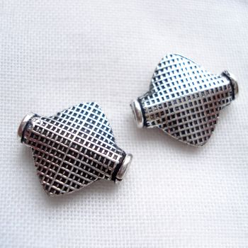 PATTERNED FLAT DIAMOND BEAD