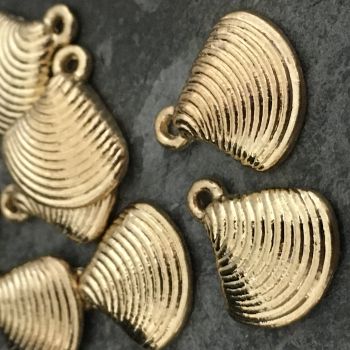 SCALLOP SHELL CHARM